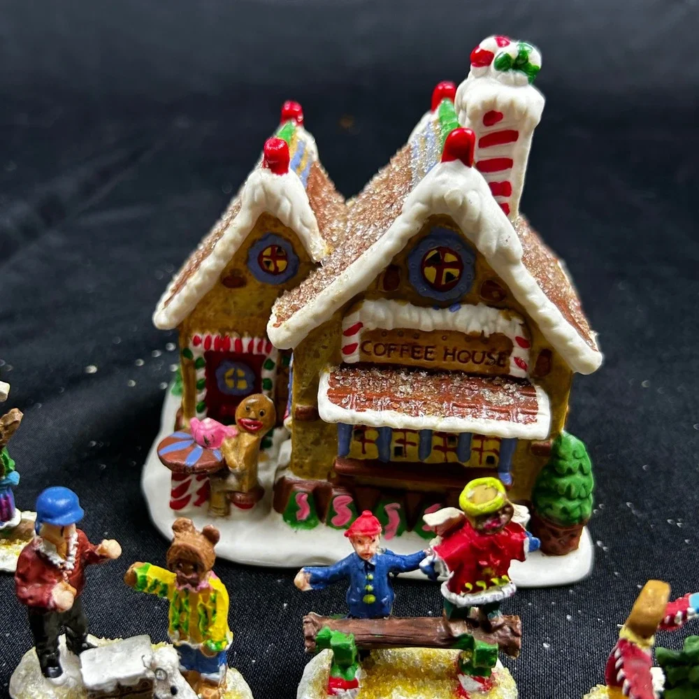 Gingerfrost Lane 2005 Christmas Village Gingerbread Coffee House and Figurines
